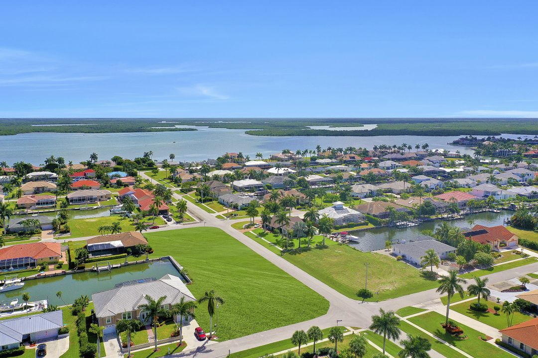 305 Grapewood Ct, Marco Island, FL 34145