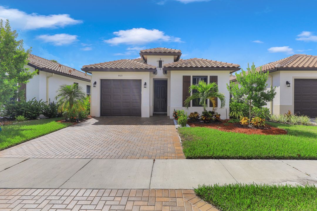 8821 Madrid Cir, Naples, FL 34104