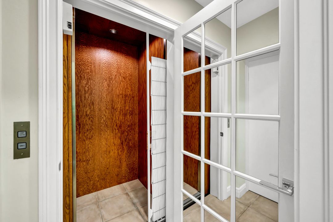 431 4th Ave S, Naples, FL 34102