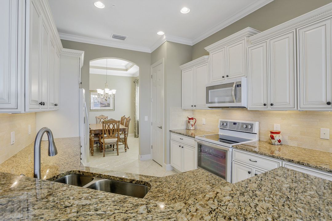 9060 Siesta Bay Dr #201, Naples, FL 34120