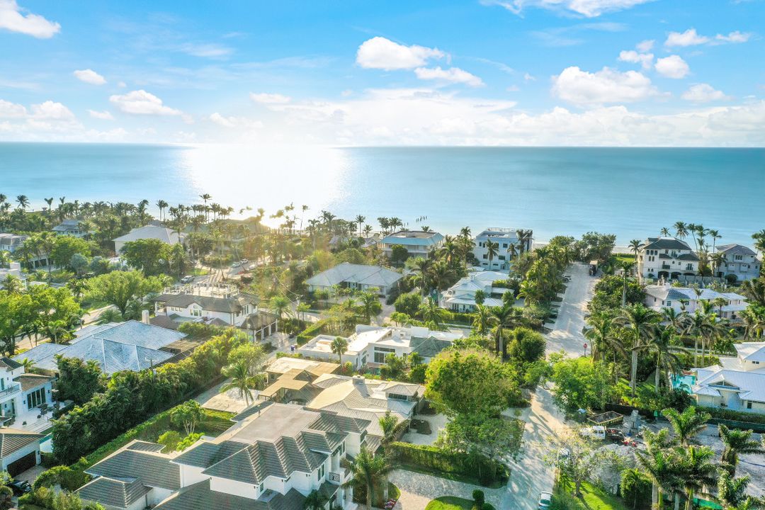 140 2nd Ave S, Naples, FL 34102