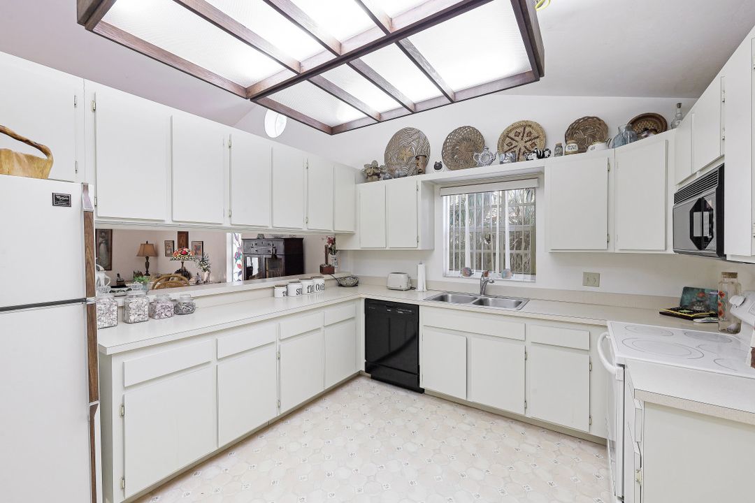 812 102nd Ave N, Naples, FL 34108