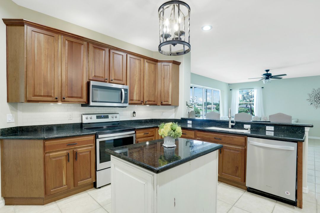 3738 Recreation Ln, Naples, FL 34116