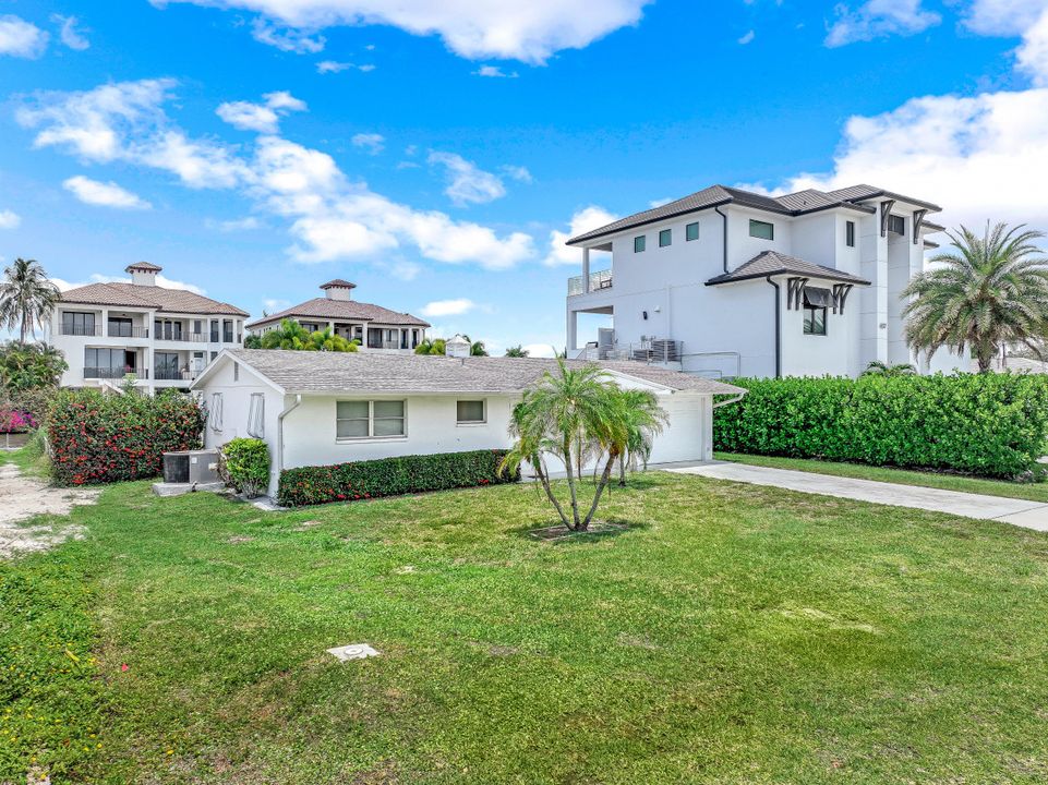 469 Tradewinds Ave, Naples, FL 34108