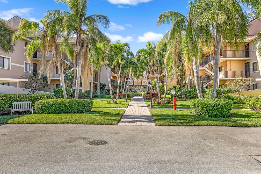 5250 Fox Hollow Dr APT 510, Naples, FL 34104