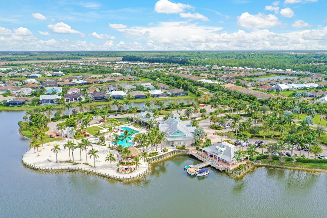 14708 Edgewater Cir, Naples, FL 34114