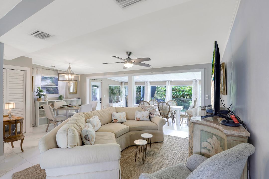 2070 Holiday Ln, Naples, FL 34104