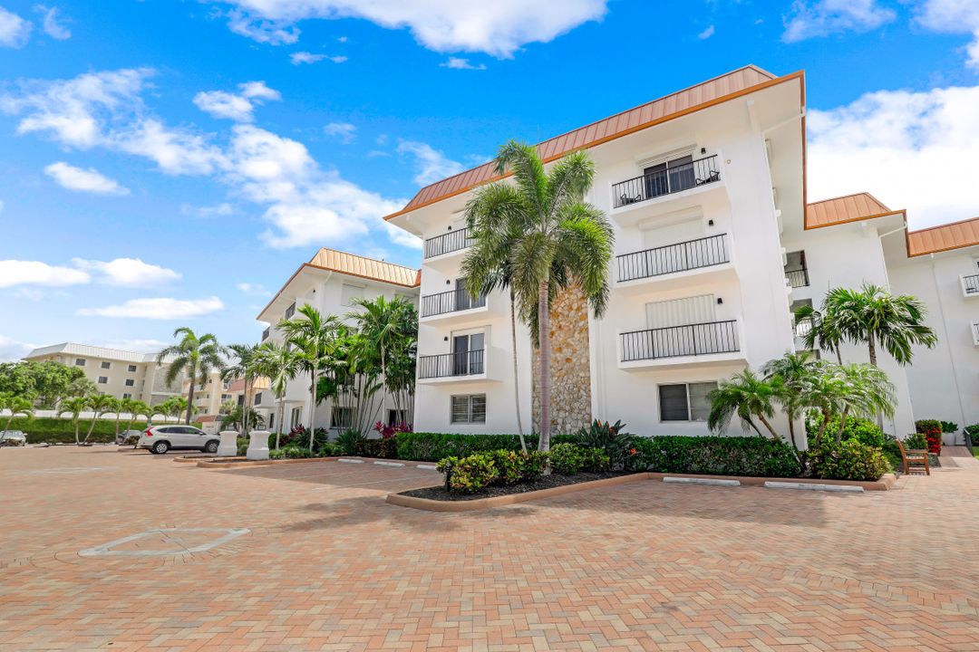 2900 Gulf Shore Blvd N #102, Naples, FL 34103