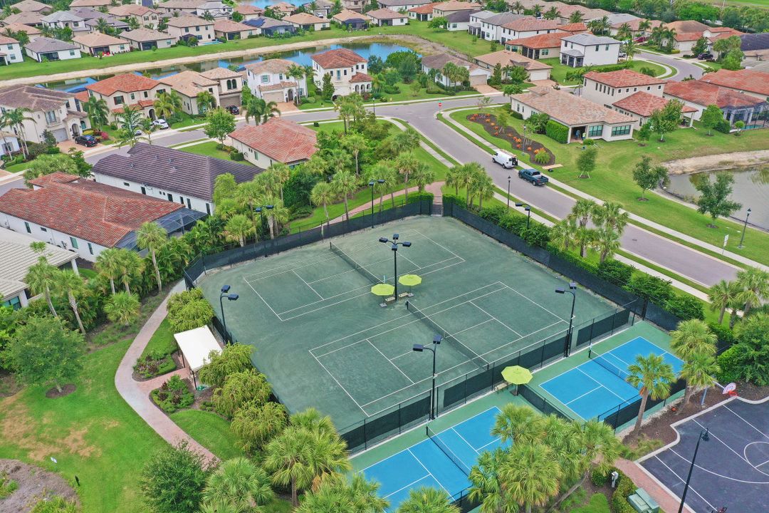 9231 Shadow Oak Ln, Naples, FL 34120