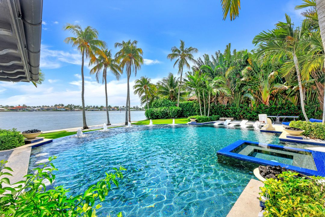 970 Aqua Cir, Naples, FL 34102