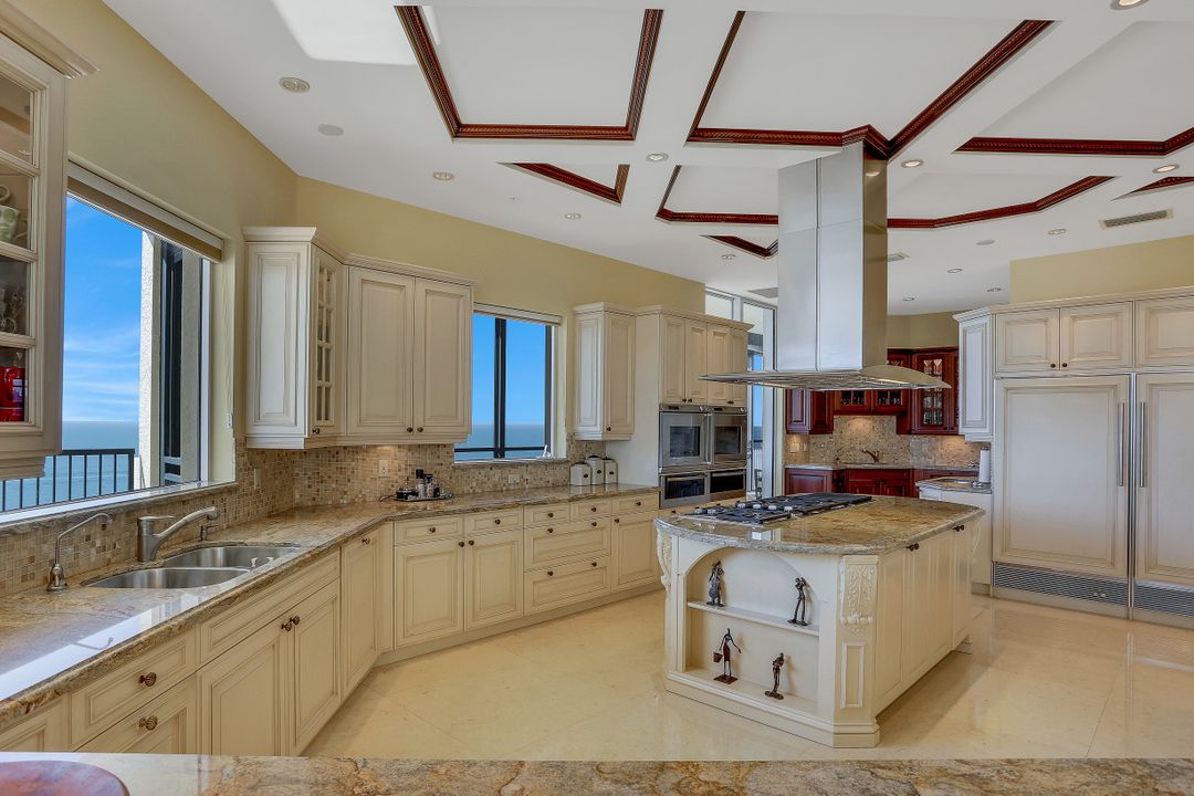 81 Seagate Dr #2001, Naples, FL 34103
