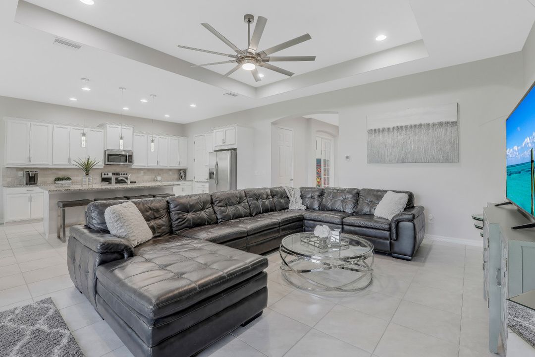 3001 Sunset Pointe Cir, Cape Coral, FL 33914