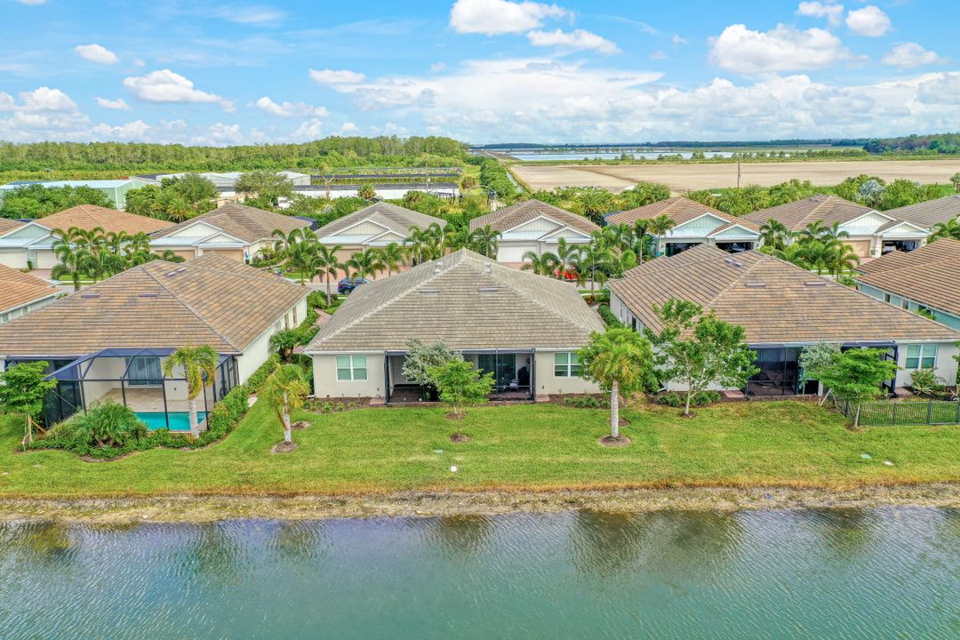 14708 Edgewater Cir, Naples, FL 34114