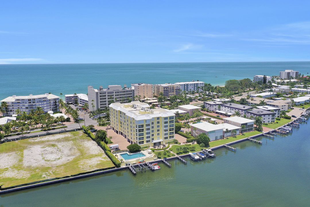1900 Gulf Shore Blvd N #201, Naples, FL 34102
