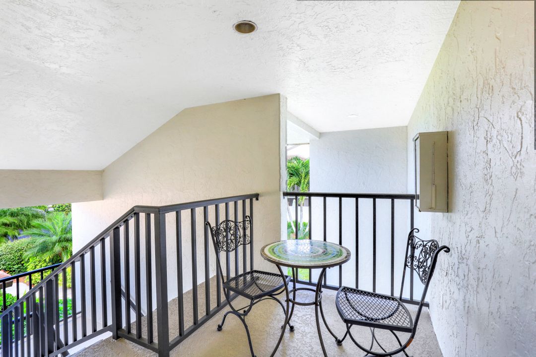 560 Retreat Dr #201, Naples, FL 34110