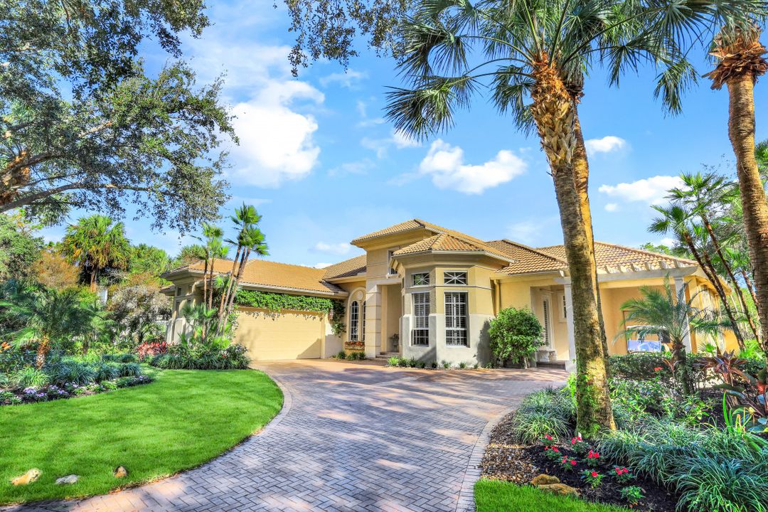 963 Barcarmil Way, Naples, FL 34110