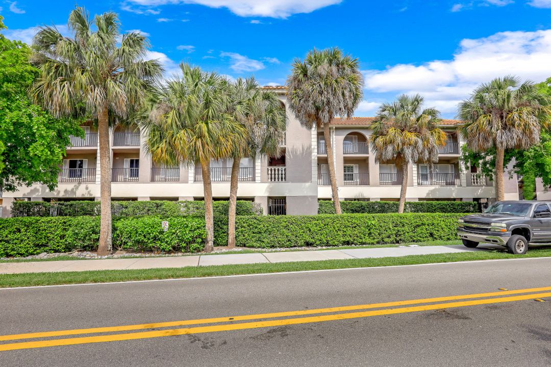 9101 Vanderbilt Dr #203, Naples, FL 34108