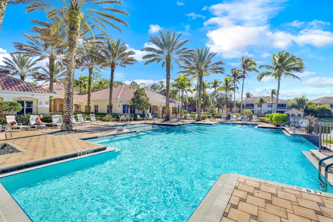 1916 Tarpon Bay Dr N, Naples, FL 34119