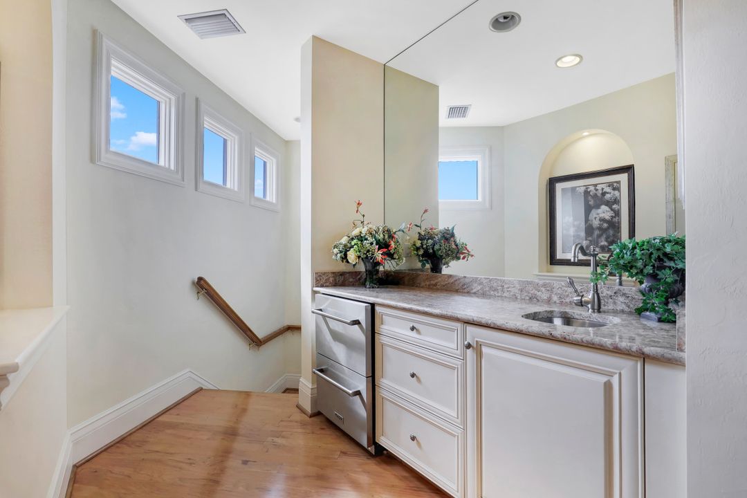 660 Riviera Dr, Naples, FL 34103