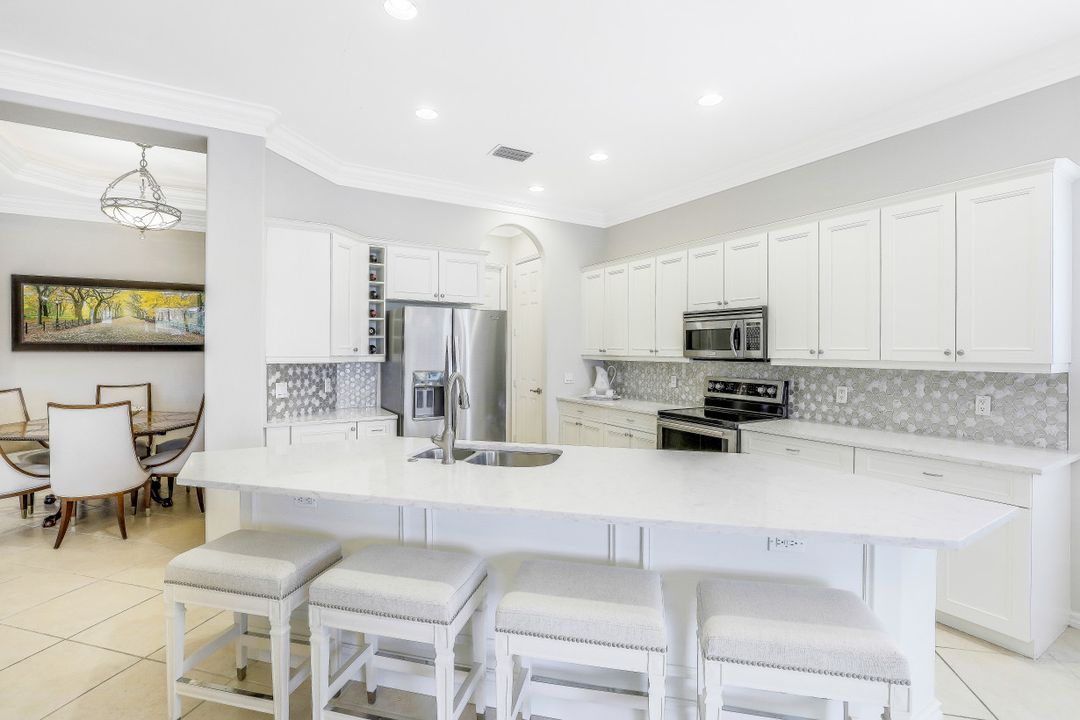 10801 Longshore Way E, Naples, FL 34119