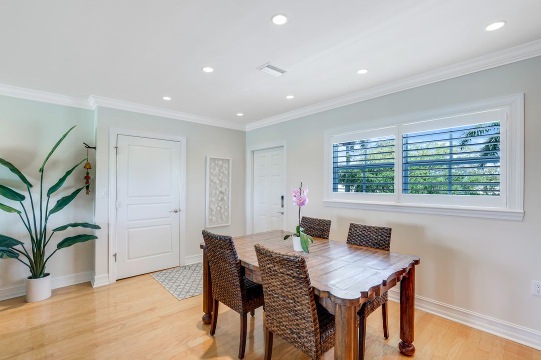 383 Harbour Dr #302, Naples, FL 34103