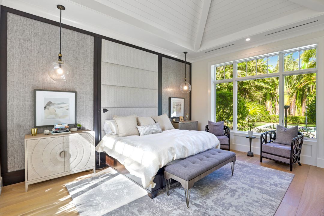 810 Bentwood Dr, Naples, FL 34108