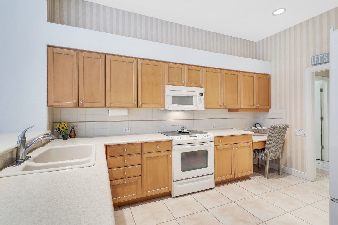 237 Charleston Ct, Naples, FL 34110