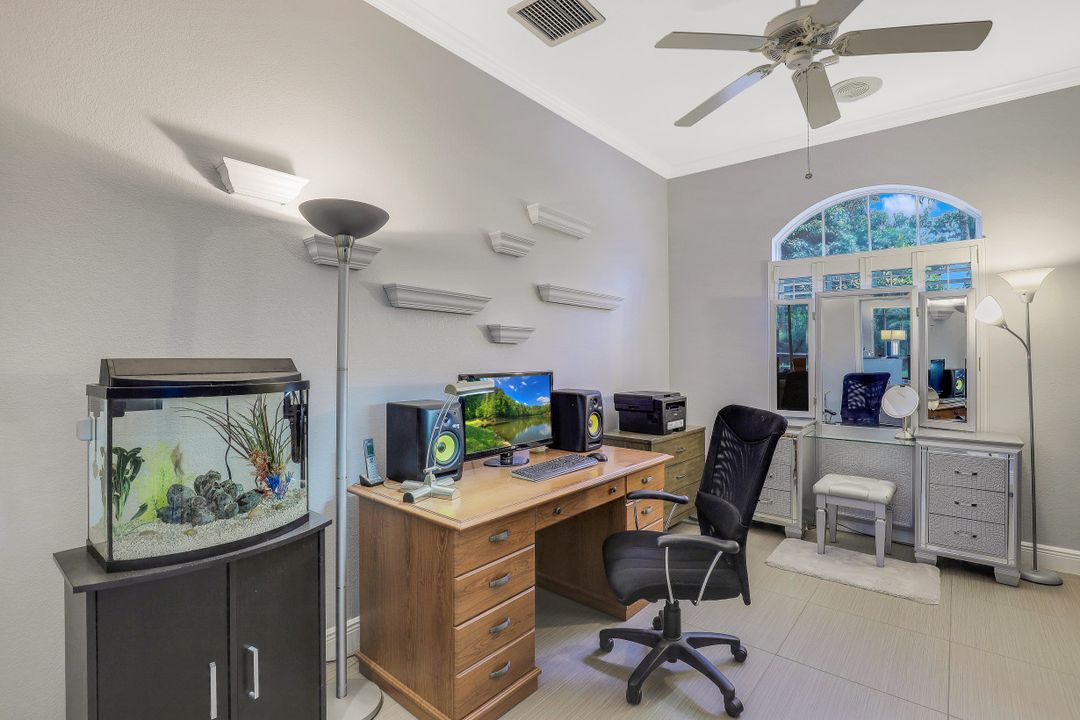 997 Aqua Ln, Fort Myers, FL 33919