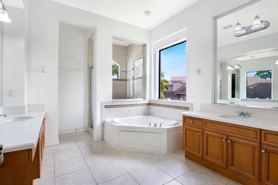 1434 Serrano Cir, Naples, FL 34105