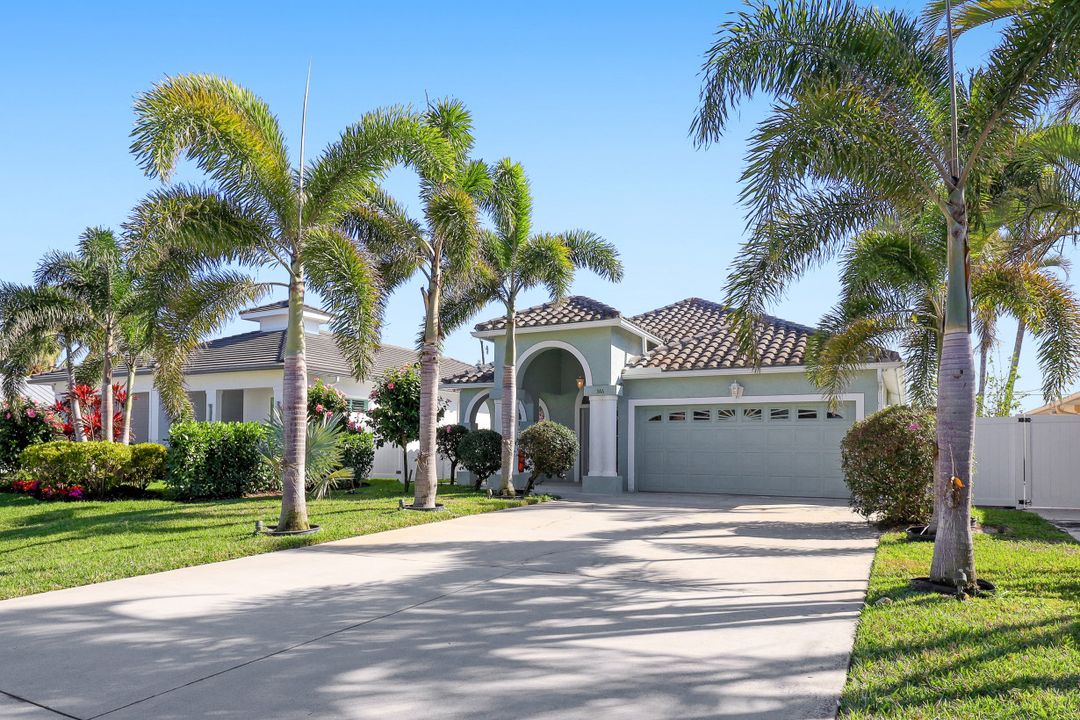 586 93rd Ave N, Naples, FL 34108