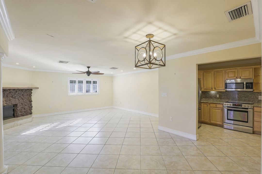 710 95th Ave N, Naples, FL 34108