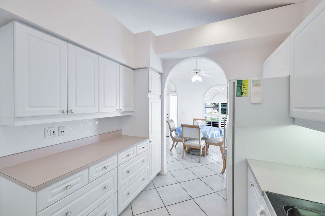 586 93rd Ave N, Naples, FL 34108