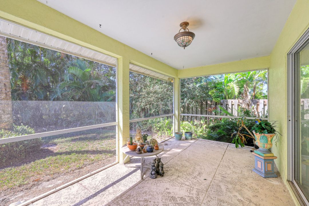 812 102nd Ave N, Naples, FL 34108