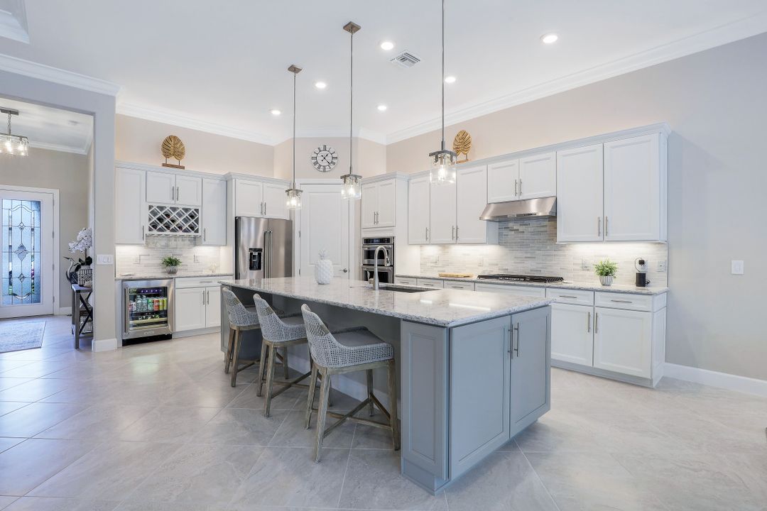 9483 Greyhawk Trl, Naples, FL 34120