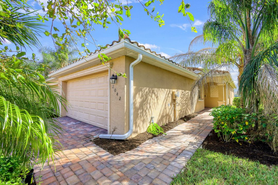2042 Tamarron Ln, Naples, FL 34120
