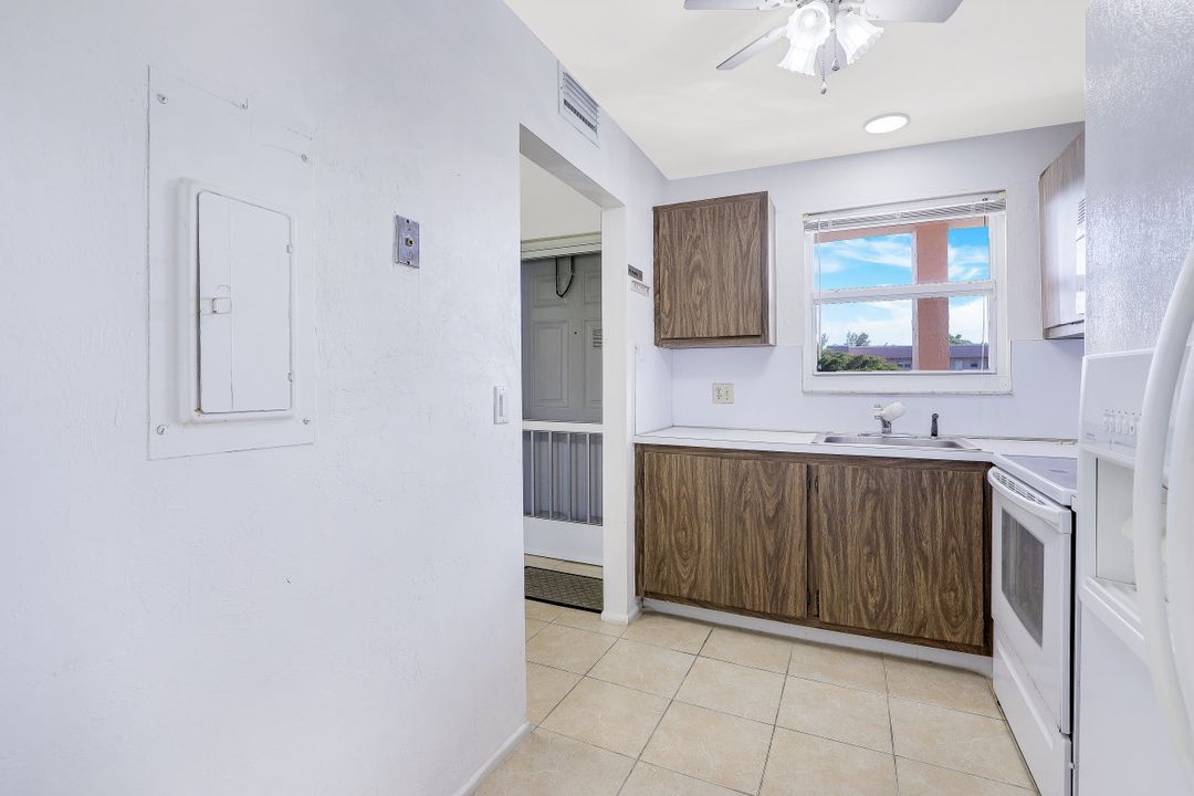 160 Turtle Lake Ct #204, Naples, FL 34105