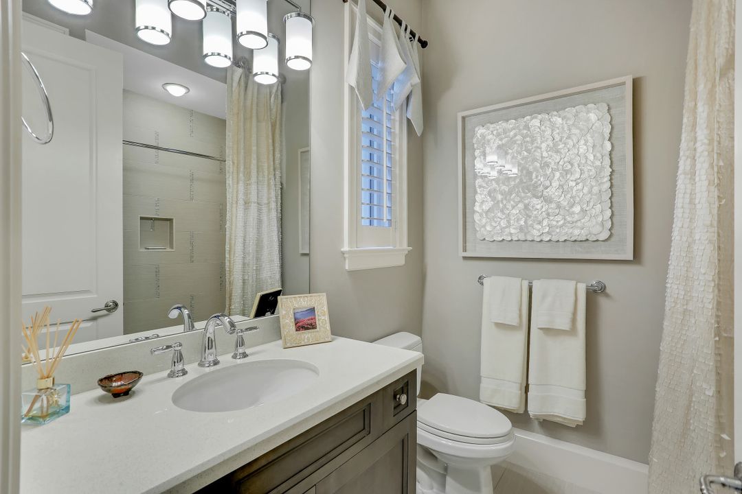 2086 Torino Way, Naples, FL 34105