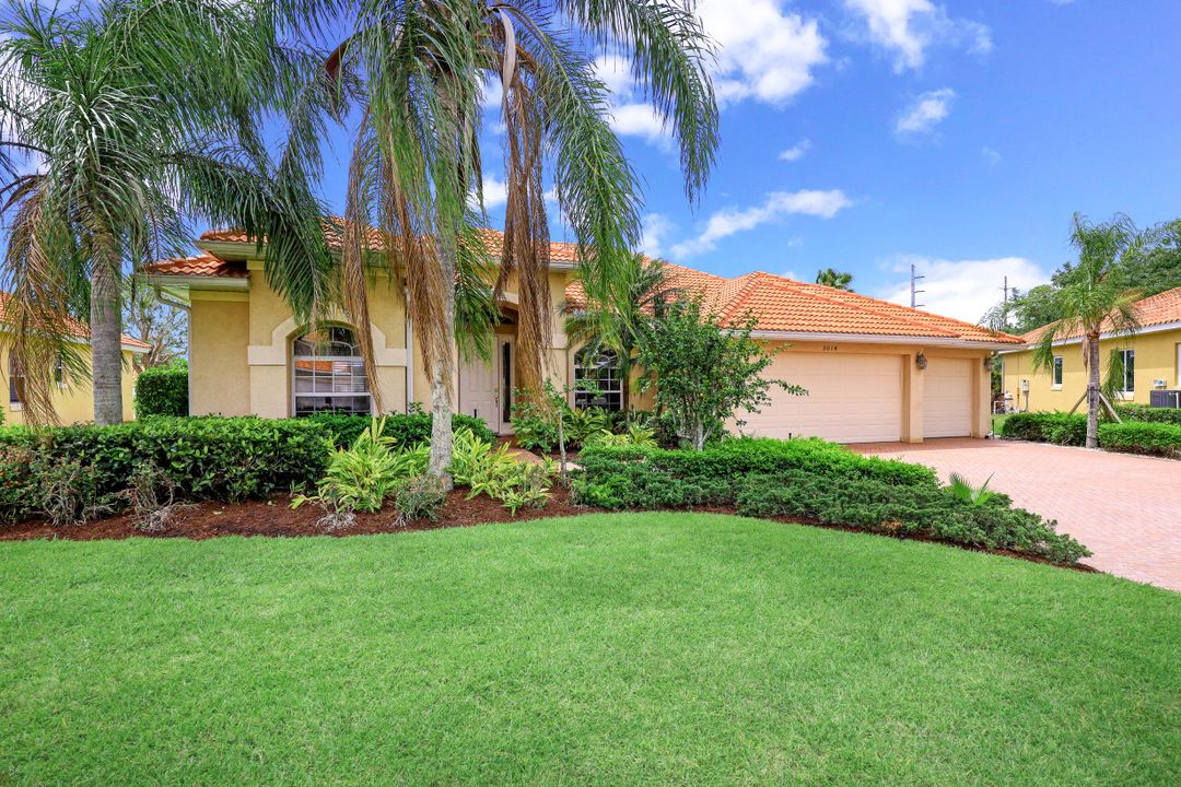 5014 Old Pond Dr, Naples, FL 34104