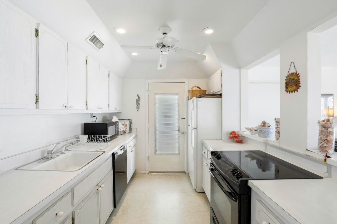 10573 Gulf Shore Dr #304, Naples, FL 34108