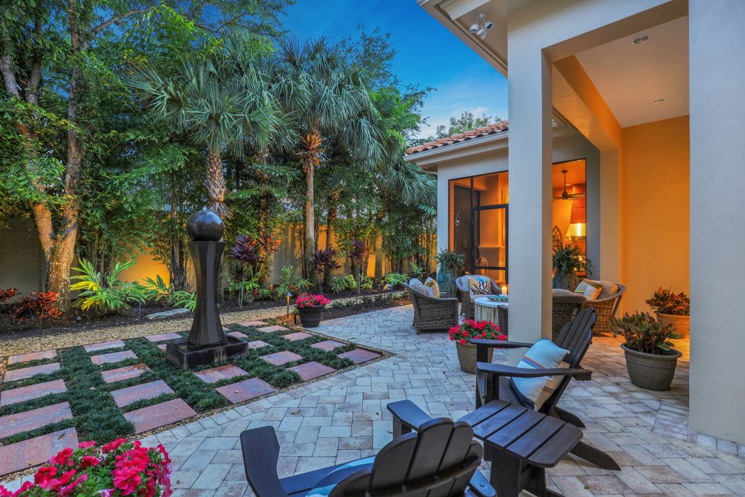 2086 Torino Way, Naples, FL 34105