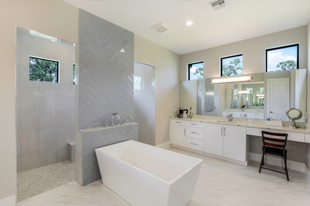 2088 Oakes Blvd, Naples, FL 34119