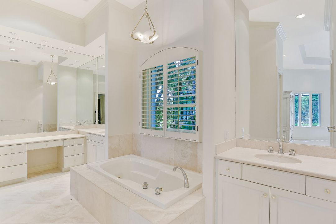 969 Barcarmil Way, Naples, FL 34110