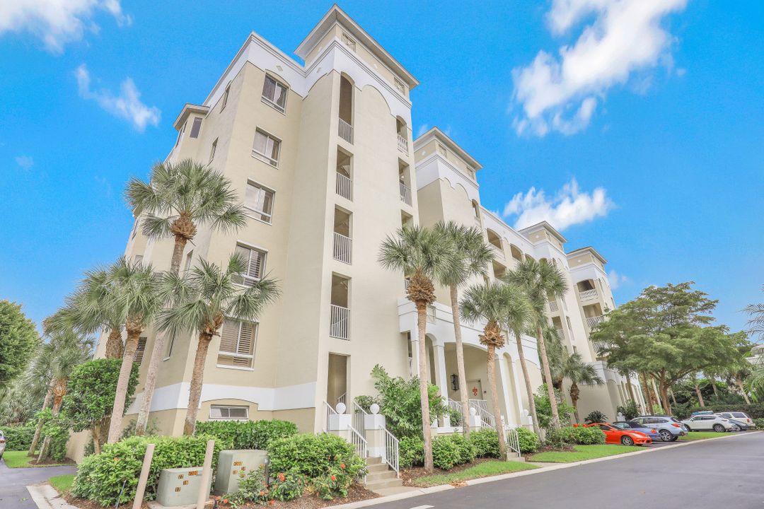 7687 Pebble Creek Cir #204, Naples, FL 34108