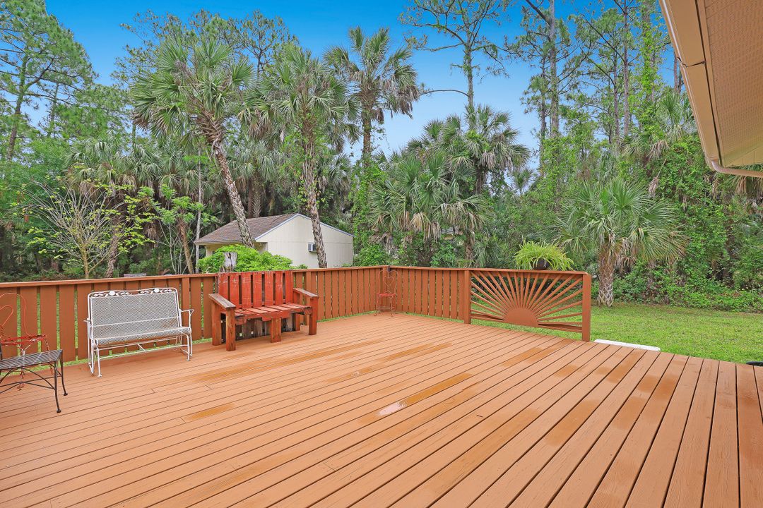 560 4th St NE, Naples, FL 34120