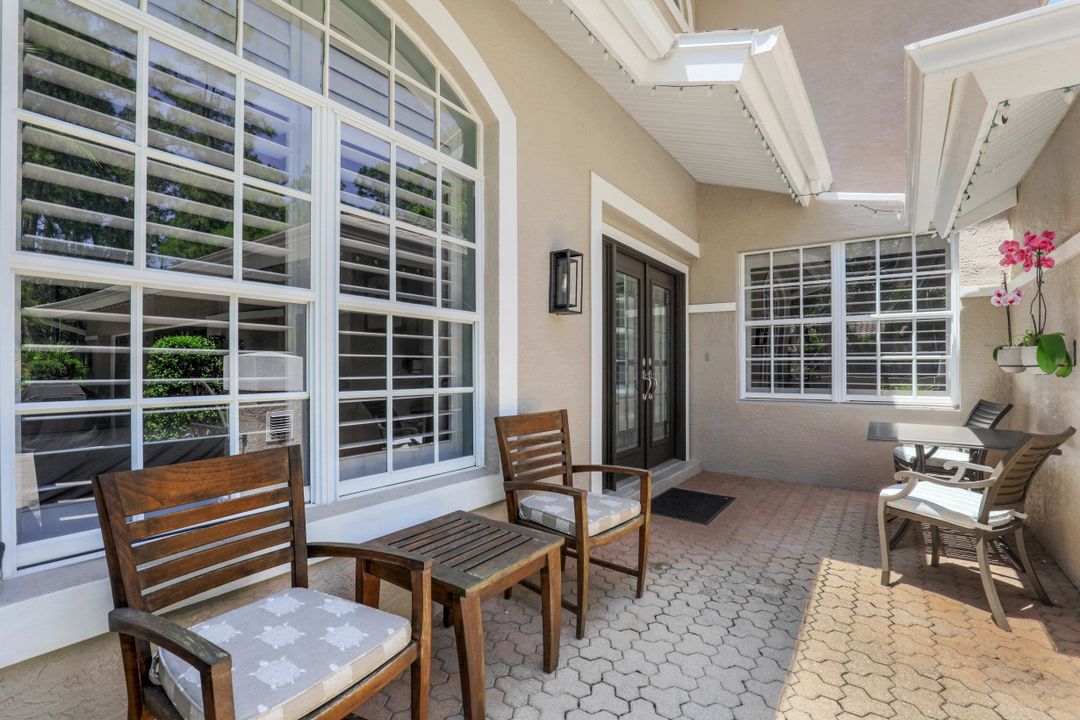 6060 Autumn Oaks Ln, Naples, FL 34119