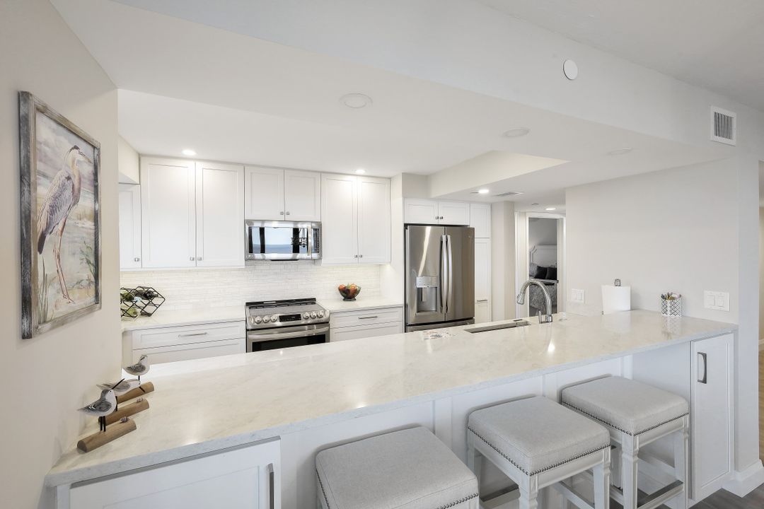 40 Seagate Dr #1004, Naples, FL 34103