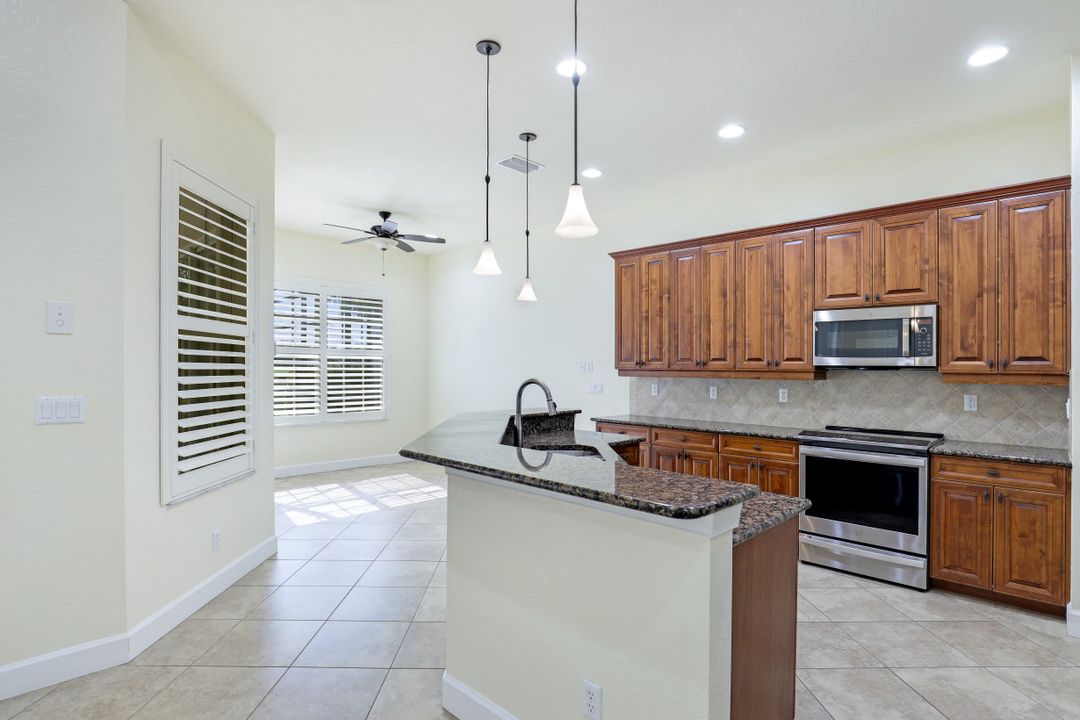 9176 Quartz Ln, Naples, FL 34120