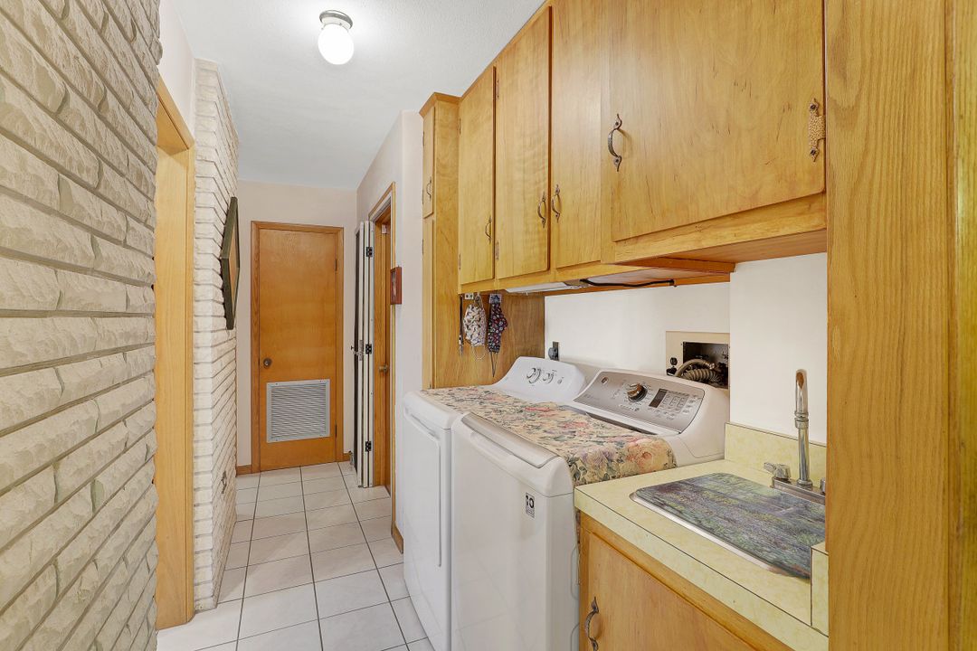 10442 Vanderbilt Dr, Naples, FL 34108