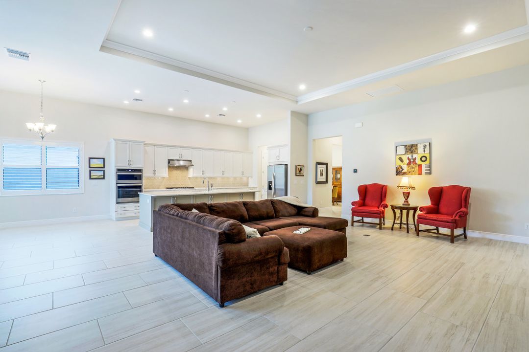 9003 Redonda Dr, Naples, FL 34114