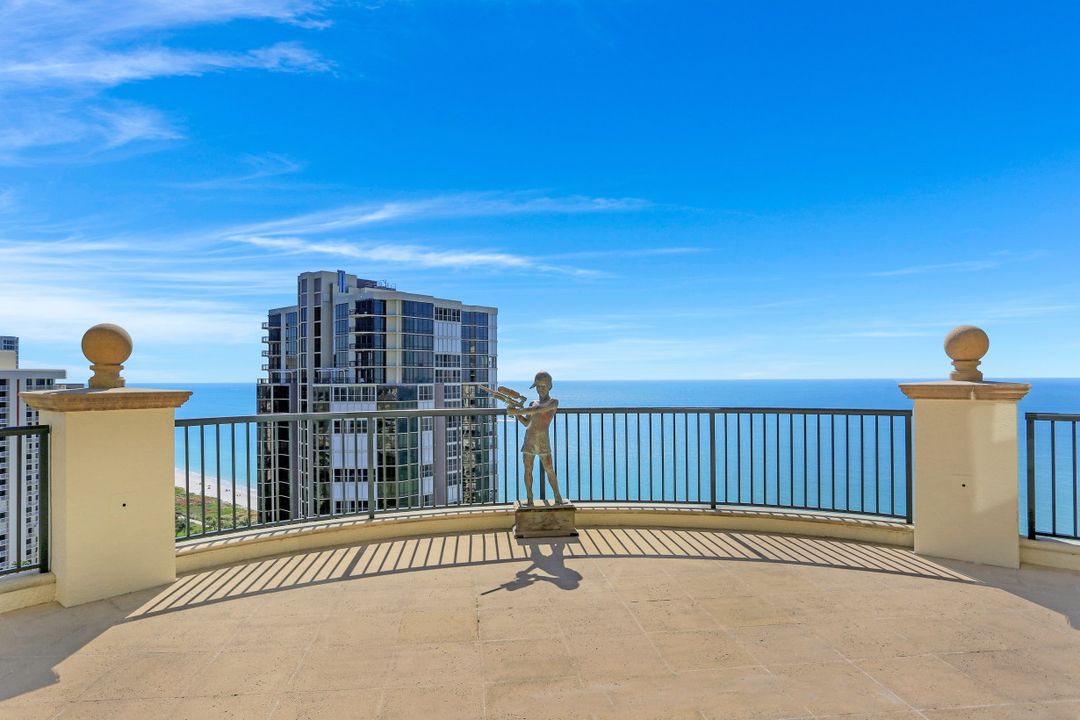 81 Seagate Dr #2001, Naples, FL 34103